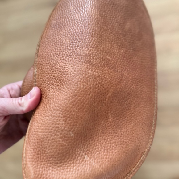 Parker Clay Spacious Tan Leather Shoulder Bag - Picture 5 of 6